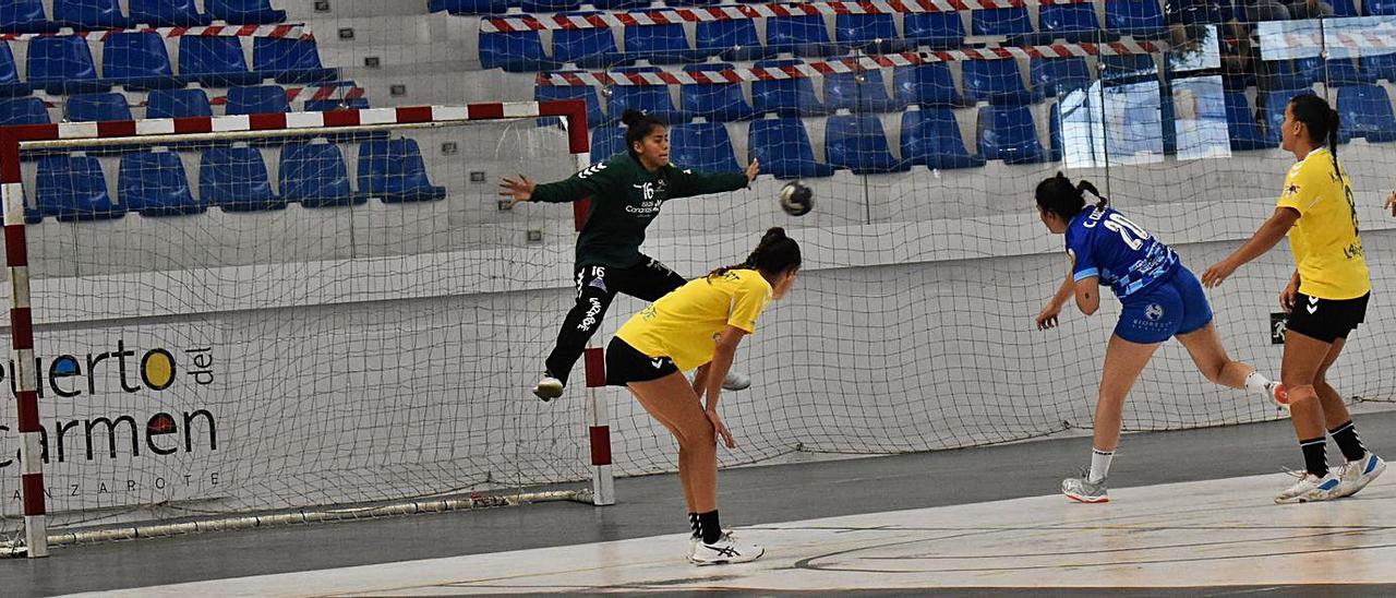 Candela Cuesta, lanzando a portería en el partido de ayer. | UFBO