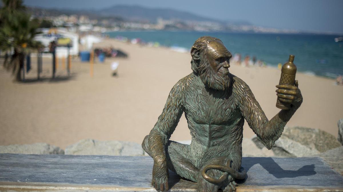La figura del simio de Anís del Mono sobre el Pont del Petroli de Badalona