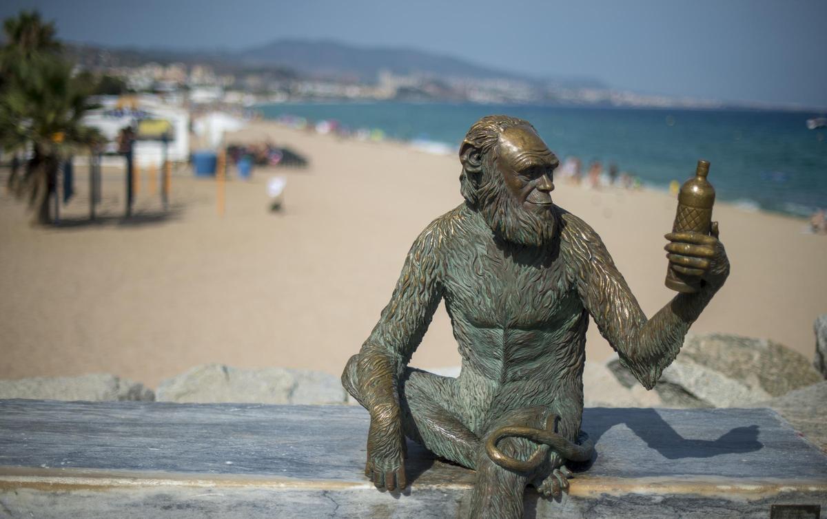La figura del simio de Anís del Mono sobre el Pont del Petroli de Badalona La figura del simio de Anís del Mono sobre el Pont del Petroli de Badalona