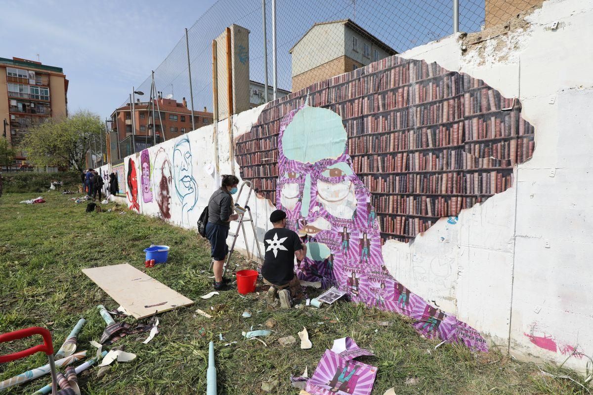 Comienzan a pintar el mural feminista en Torrero