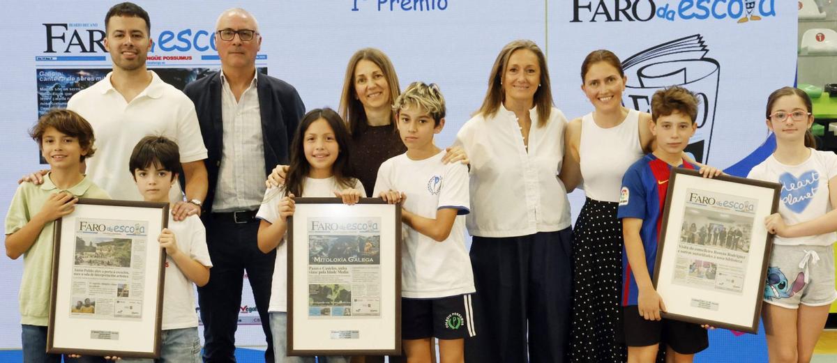 Luisa Sánchez y Rogelio Garrido posan con los ganadores a la mejor portada: CPR Possumus (1º), CEIP Javier Sensat (2º) y Colegio Andersen (3º). | MARTA G. BREA