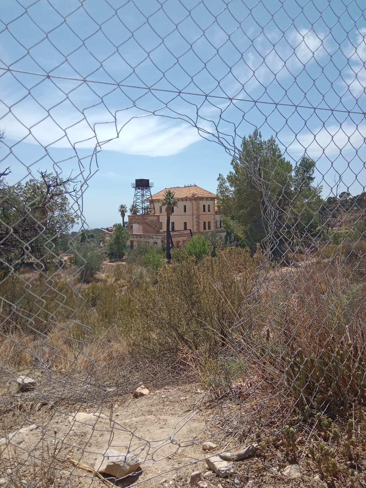 Abren varios agujeros y destrozan las cámaras para acceder al Balneario de Aigües