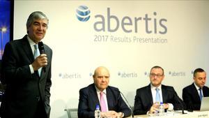 El consejero saliente de Abertis, Francisco Reynes, se despide del cargo en presencia del nuevo director general, José Alfaro (segundo por la derecha) y otros altos cargos de la compañía.
