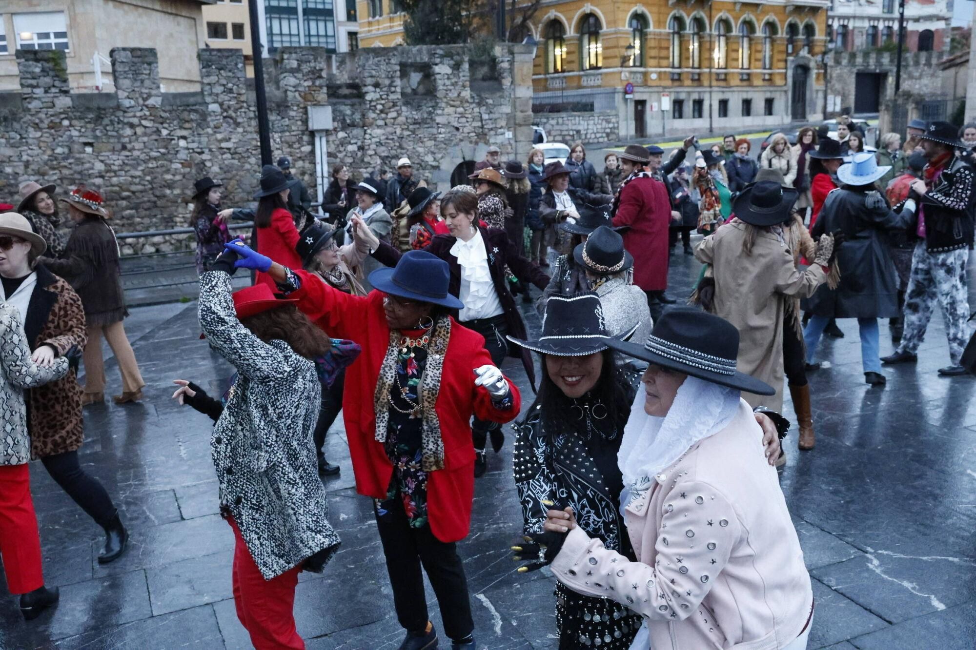 EN IMÁGENES: Flashmob en honor a Tino Casal en Gijón