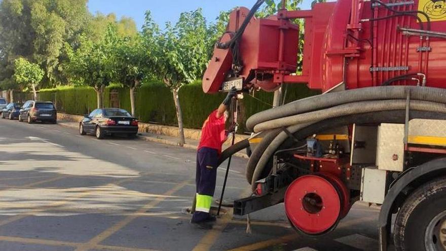 Un camión durante tareas de desatasco de la red de saneamiento de El Campello