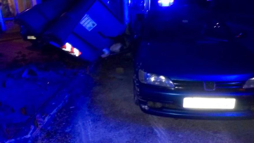 Dos jóvenes de 23 y 19 años, heridos al chocar su coche contra el muro de una casa en Cangas