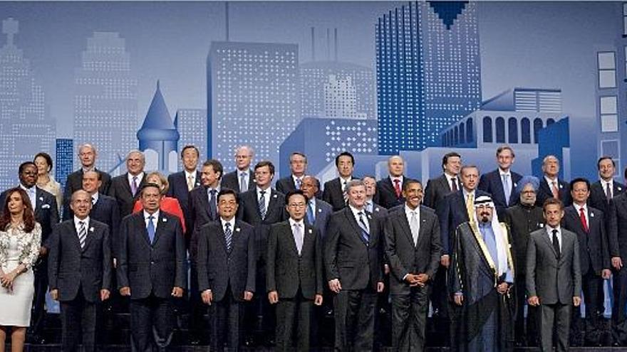 Los líderes del G20 posan para la prensa durante el encuentro celebrado en Toronto (Canadá) este fin de semana.