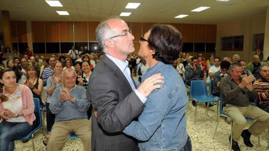 Evangelina Lago saluda a José Juan Durán en un acto celebrado en la Casa do Pescador.  // Iñaki Abella