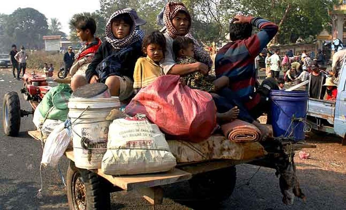 Cambodjans surten de les seves cases a la vila de Preah Vihear (Cambodja). Milers de civils van abandonar la frontera entre Cambodja i Tailàndia arran de la represa dels combats entre soldats dels dos països a prop del disputat temple de Preah Vihear.