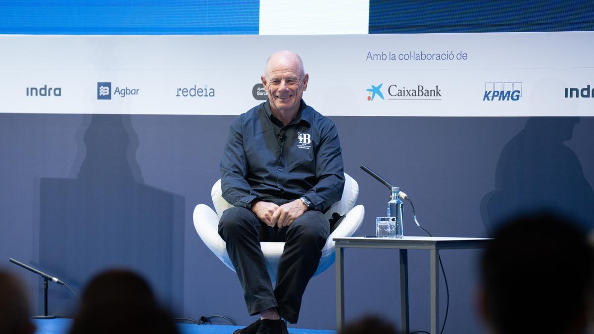 El director ejecutivo de la 37 edición de la Copa América de vela, Grant Dalton, interviene en la reunión del Cercle d'Economia.