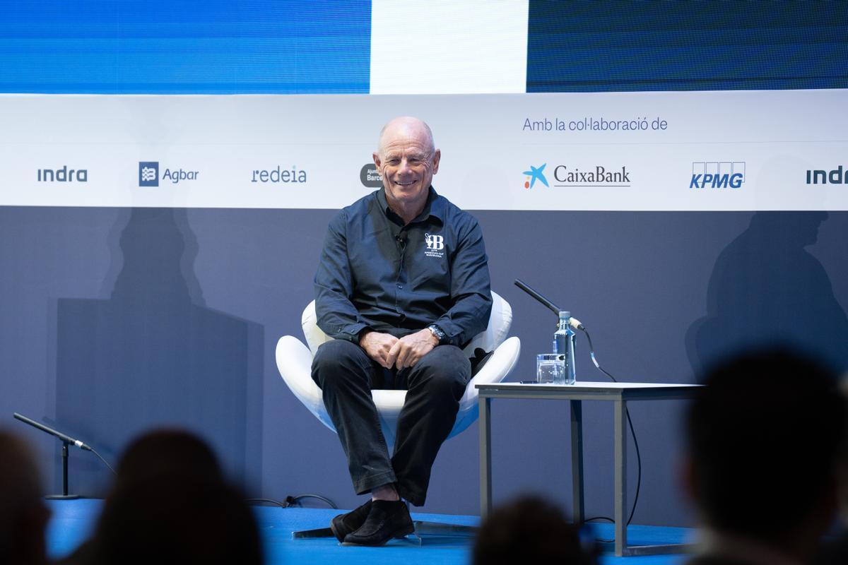 El director ejecutivo de la 37 edición de la Copa América de vela, Grant Dalton, interviene en la reunión del Cercle d'Economia.