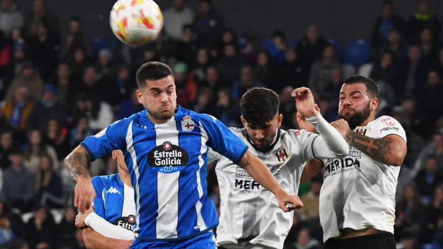 Olabe cabecea una pelota ante el Mérida. | // CARLOS PARDELLAS