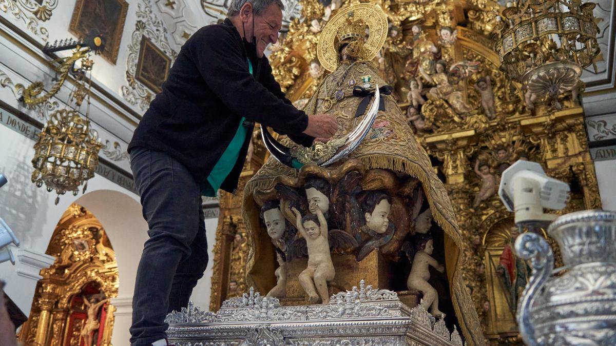 Preparativos en el santuario esta mañana.