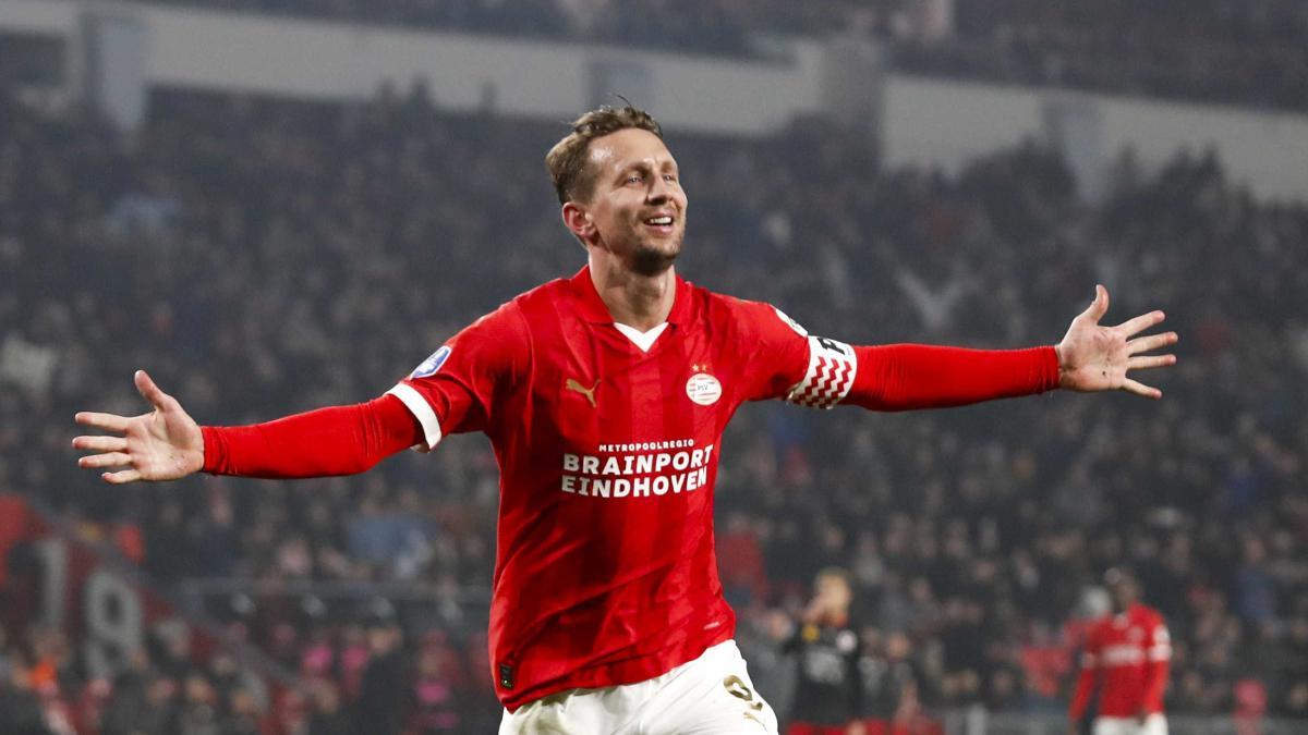 Hat-trick de Luuk de Jong en una noche histórica para el PSV