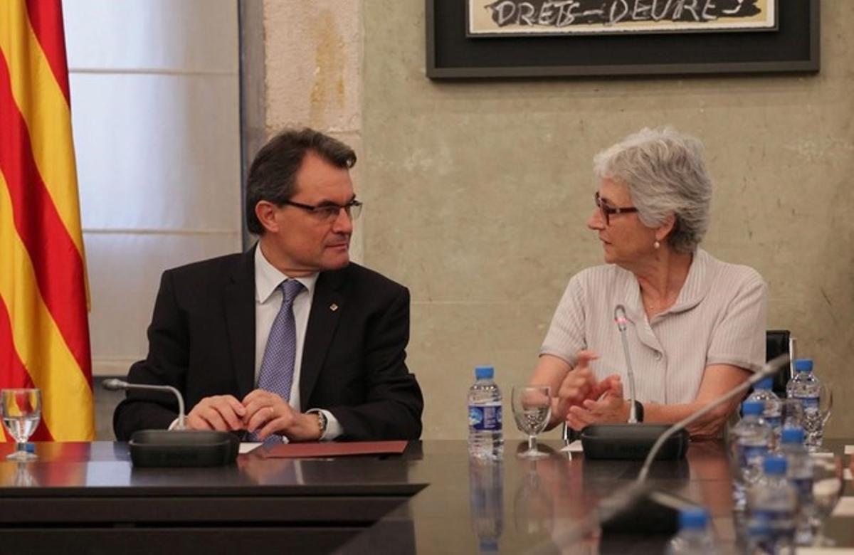 Muriel Casals i Artur Mas, amb la junta directiva d’Omnium Cultural el 2012.