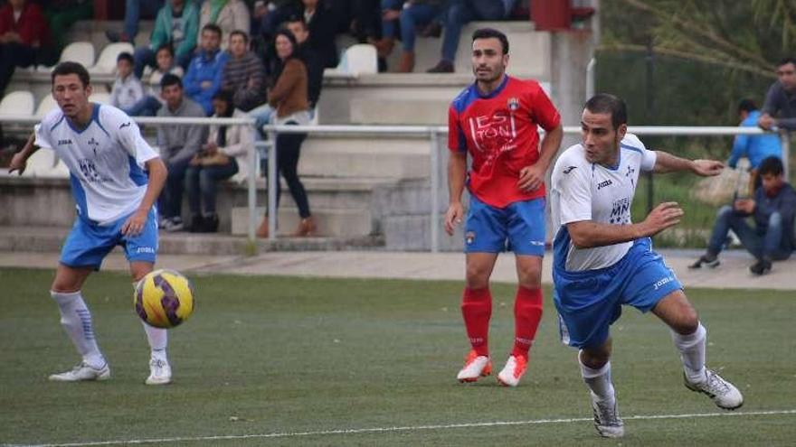 Una acción del partido jugado ayer en Lampáns. // Muñiz