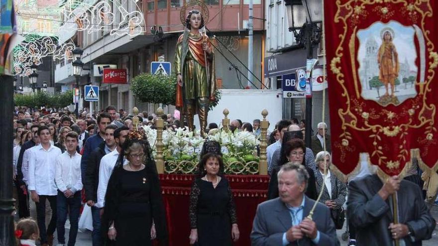 Imagen de la procesión del San Paio, que recorrió ayer el corazón de A Estrada . // Bernabé / Cris M.V.