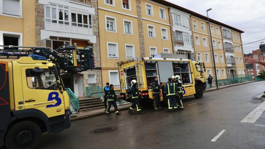 Los bomberos apagan un fuego iniciado en una cocina de la calle Goleta del Nodo