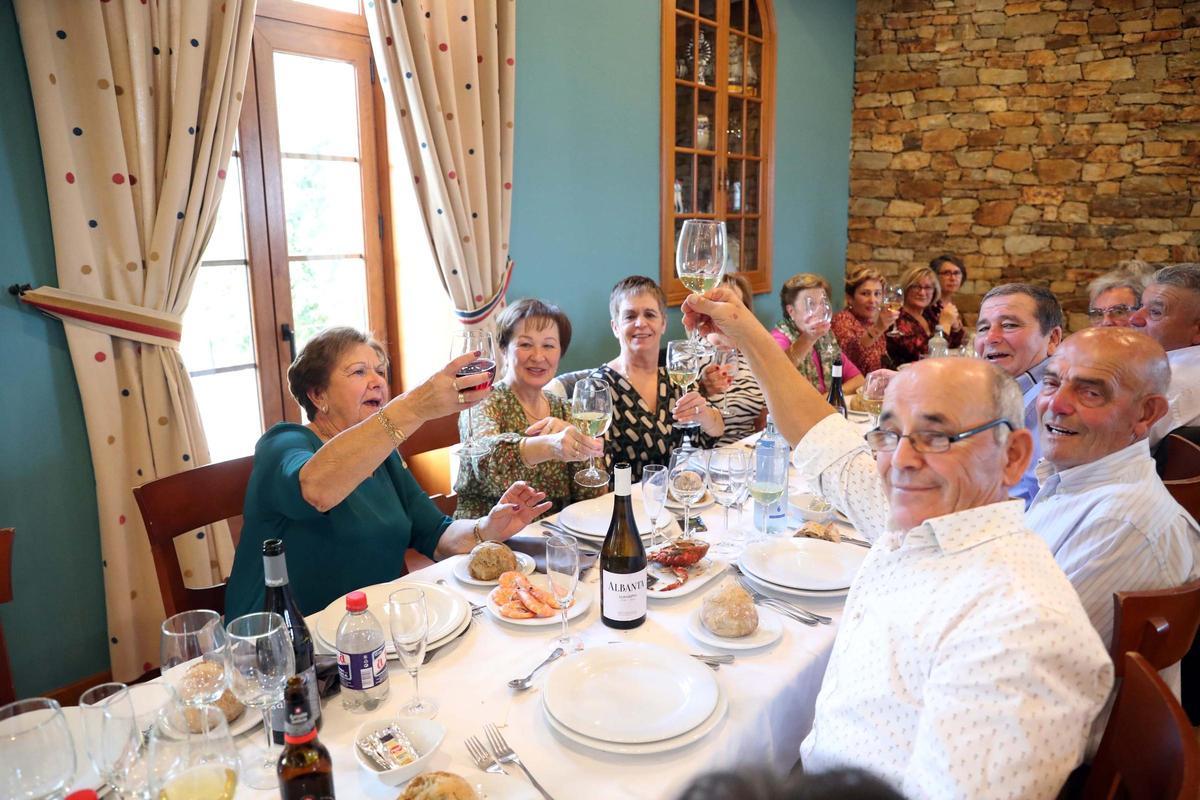 La fiesta montada por los jubilados de A Illa en Cambados.