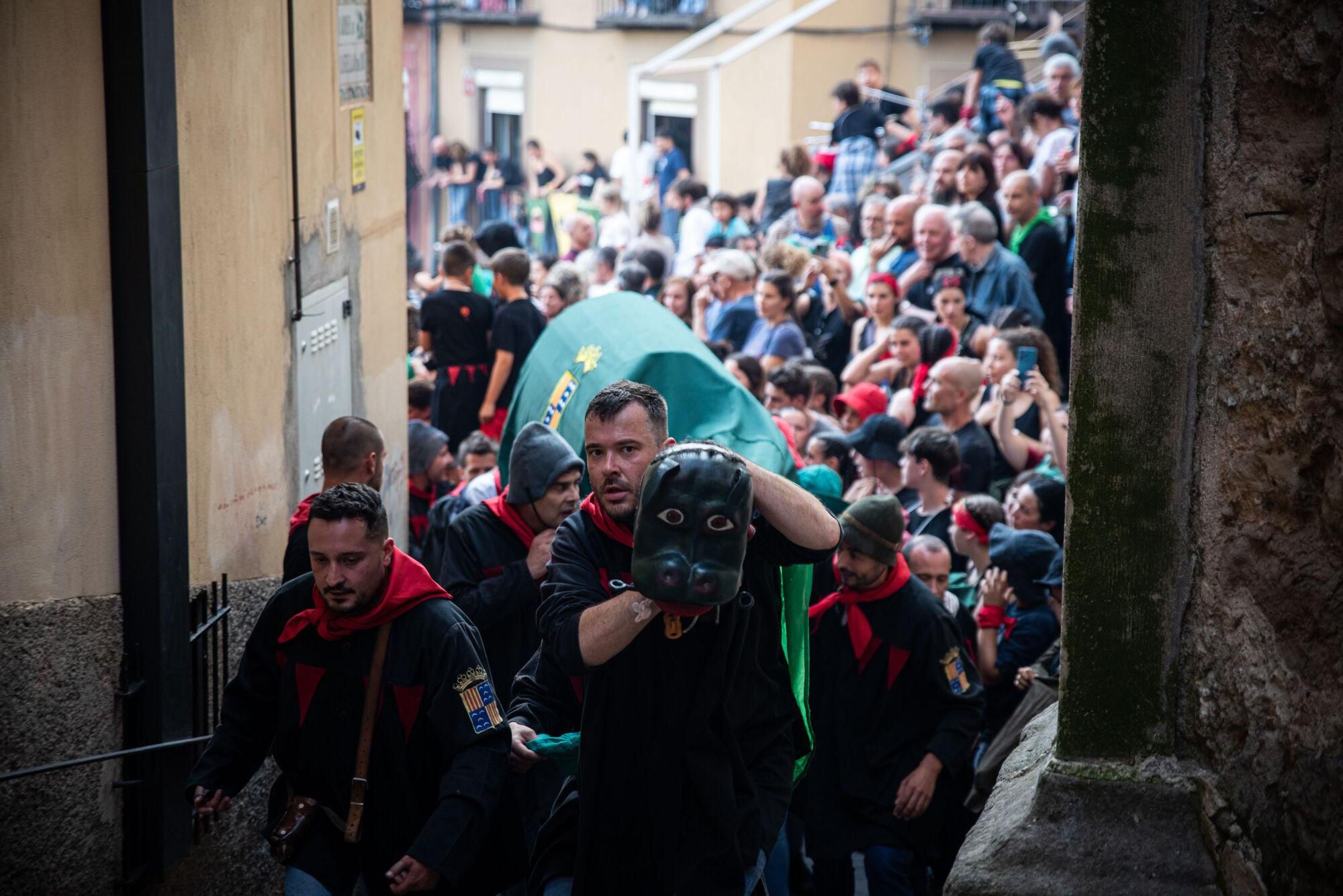 Les millors fotos dels primers salts del passacarrers de la Patum 2025