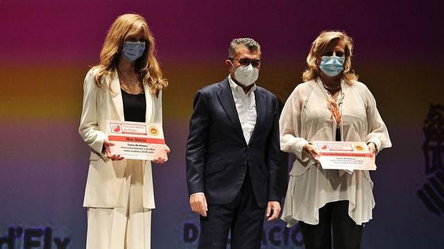 Mar Masiá, Francisco Oliva
y Carola Giménez-Esparza,
ayer tras recibir el reconoci-
miento. ANTONIO AMORÓS | ANTONIO AMORÓS