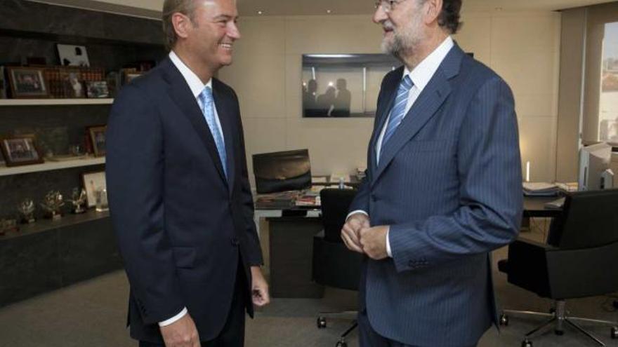 El titular de la Generalitat, Alberto Fabra, junto al líder del PP, Mariano Rajoy, en Madrid.