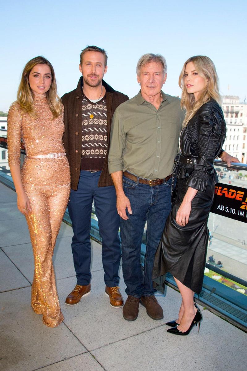 Ana de Armas con Harrison Ford, Sylvia Hoeks y Ryan Gosling, reparto de 'Blade Runner 20499'