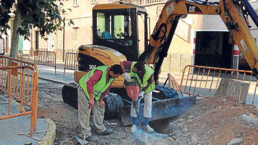 Varios operarios trabajando ayer en las zanjas de la carretera.