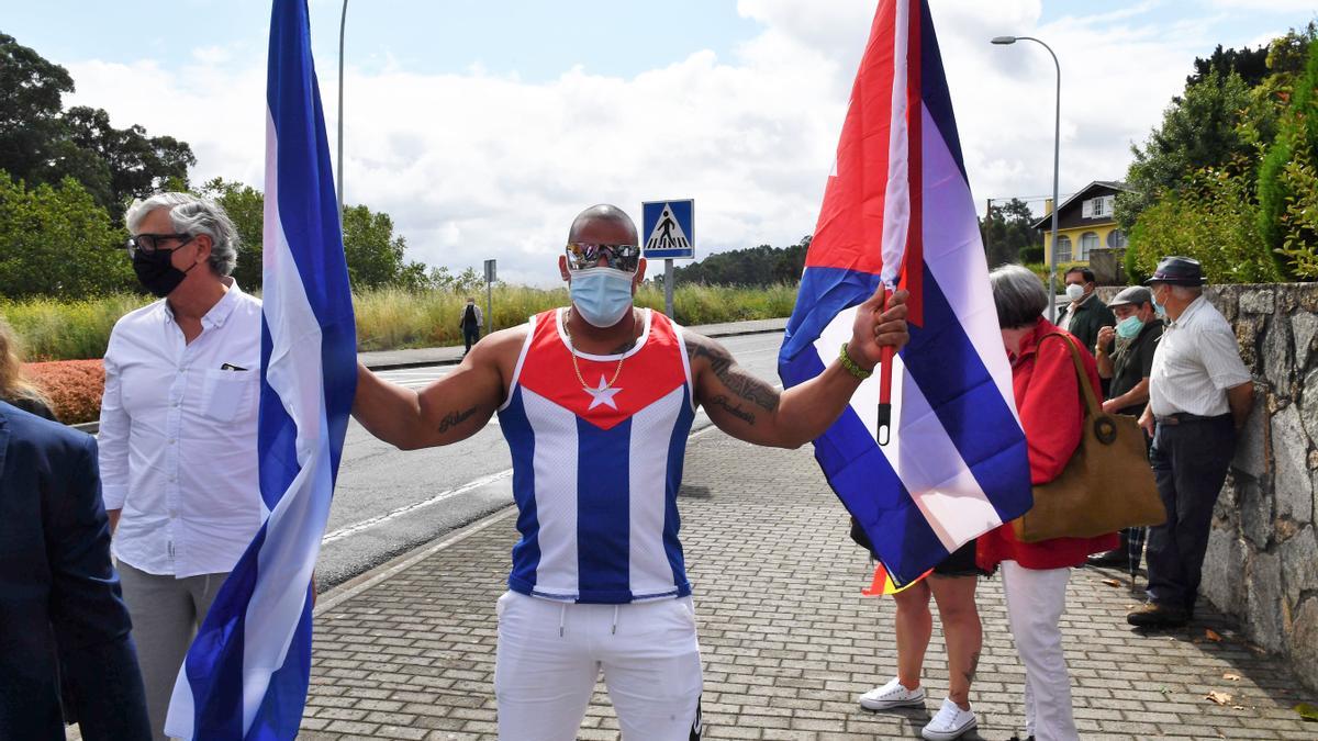 Participantes en la manifestación contra el régimen Cubano en Oleiros