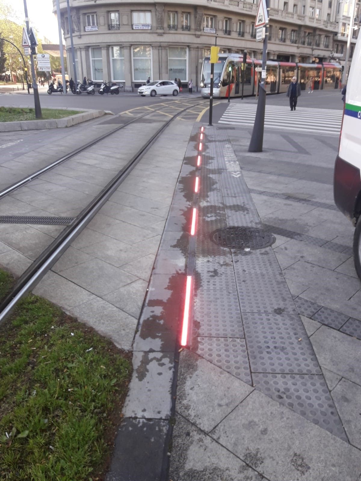 Luces en Plaza Paraíso para avisar del paso del tranvía