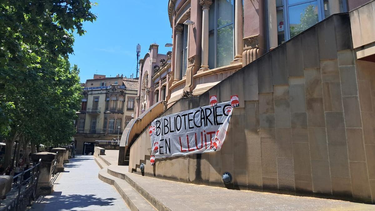 Una pancarta recorda a la biblioteca del Casino de Manresa que el sector està en lluita