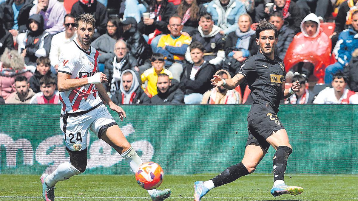 Jesús Vázquez disputa un balón ante el rayista Lejeune.