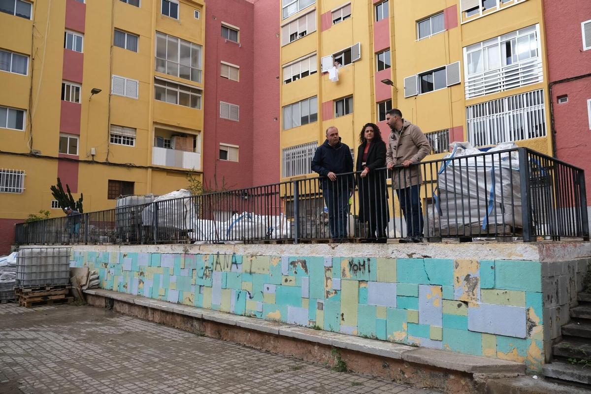 Los concejales Betsaida González y Carlos Díaz, durante se visita a la plaza Alfredo Kraus, en Escaleritas.