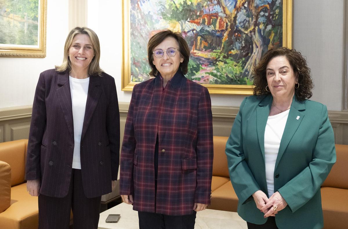 Barrachina, junto con Mª Carmen Miralles y la diputada de Igualdad.
