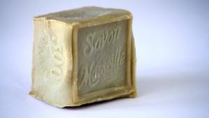 Usa una pastilla de jabón de Marsella para paliar los malos olores y suciedad de tu cuarto de baño