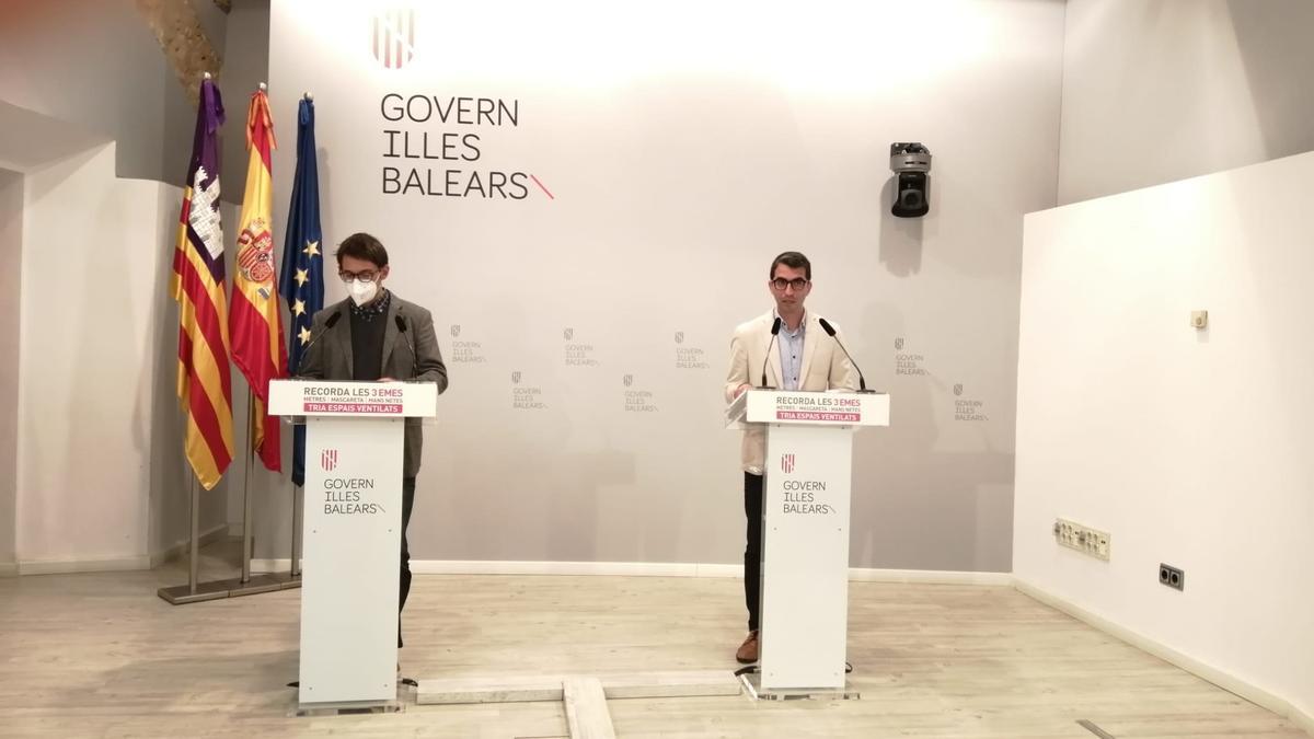 El portavoz del Govern, Iago Negueruela, y el conseller de Fondos Europeos, Universidad y Cultura, Miquel Company, durante la rueda de prensa posterior al Consell de Govern.