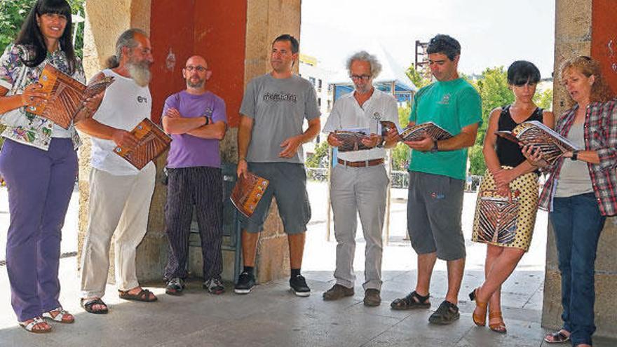 El concejal Manuel Otero, en el centro, con la directora de Os Galos, Ana Gil, (primera, dcha.).  // G. N.