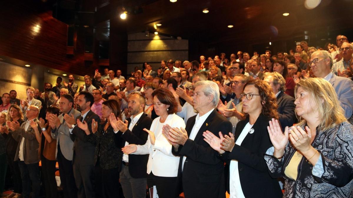 El presidente del Parlament, Roger Torrent, y la 'consellera' de Presidència, Meritxell Budó, con los alcaldes de la AMI.