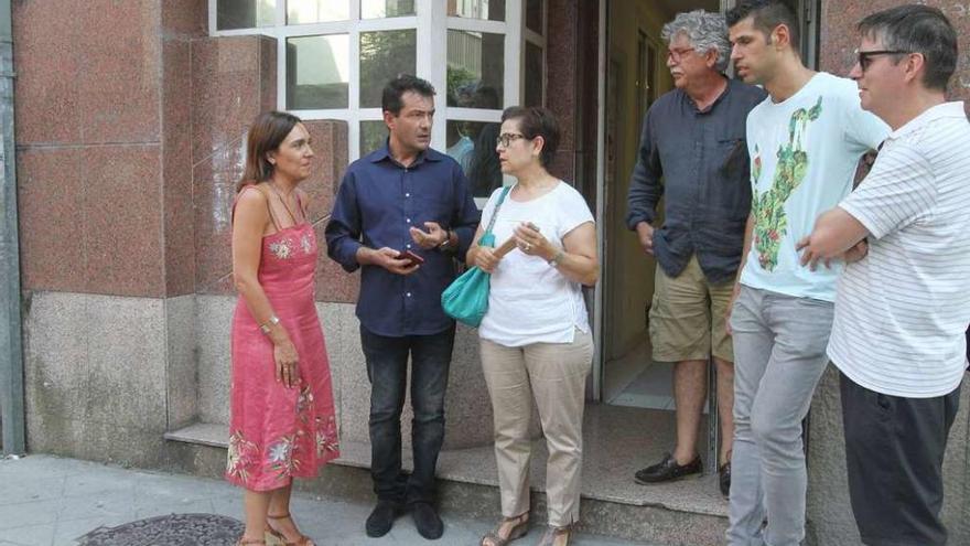 A la izquierda, Carmen R. Dacosta y Pablo López Vidal, antes de la votación en la sede del PSOE. // I.Osorio