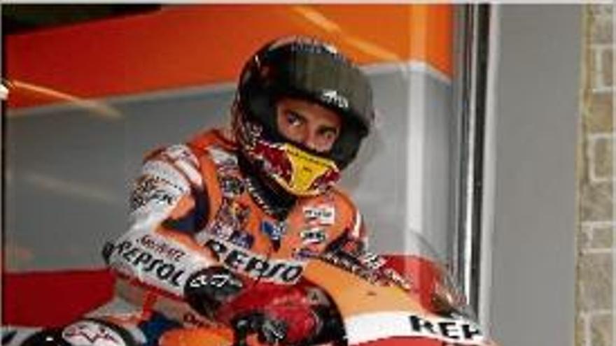 Marc Márquez sortint del seu &quot;box&quot; abans de fer la &quot;pole position&quot;.