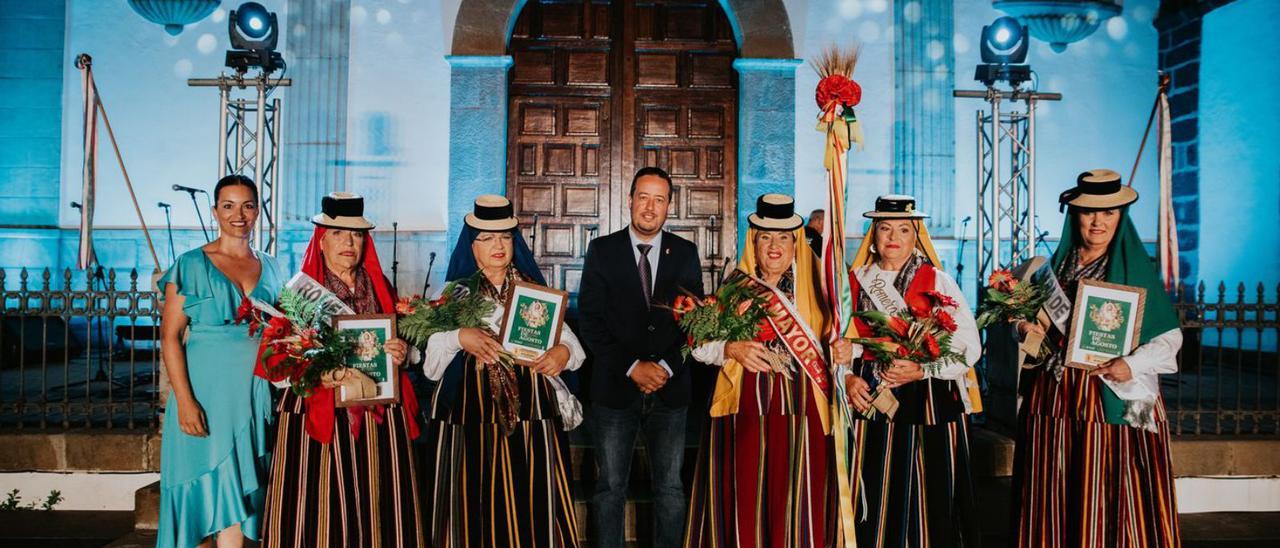 La romera mayor, Ana Ocampos, junto con el resto de participantes y las autoridades municipales.