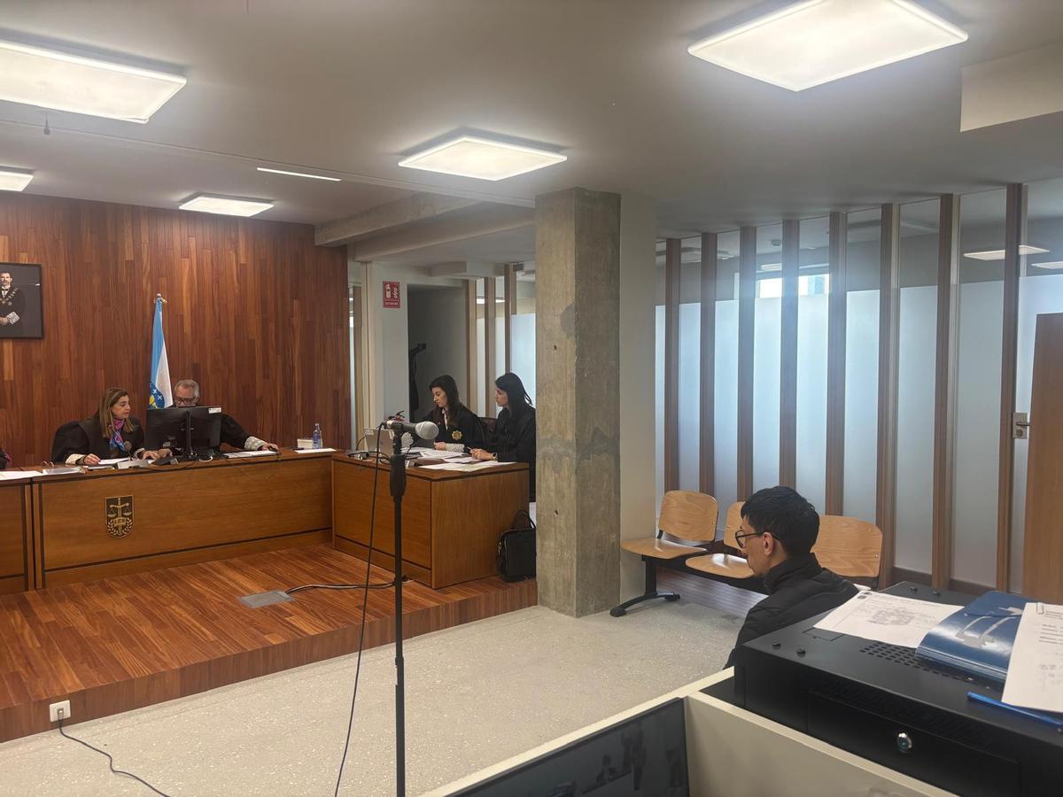 El acusado, de espaldas, en el juicio celebrado este martes en la Audiencia de Vigo.