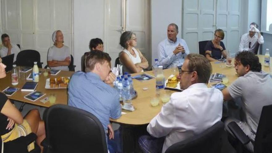 Parte del comité de expertos de Google que se ha desplazado a la Marina, durante una reunión en la empresa Brainstorm de València.