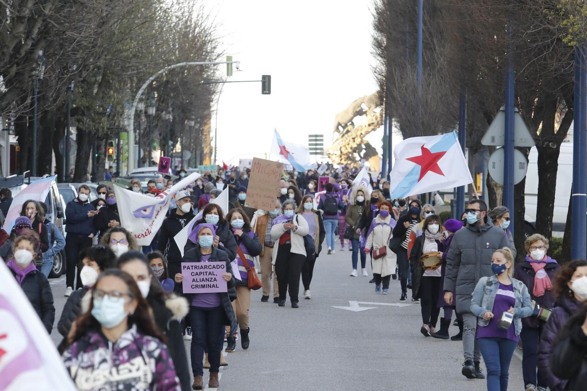 Participantes en la manifestación con motivo del 8 de marzo por las calles de Vigo en 2021 Alba Villar.jpg