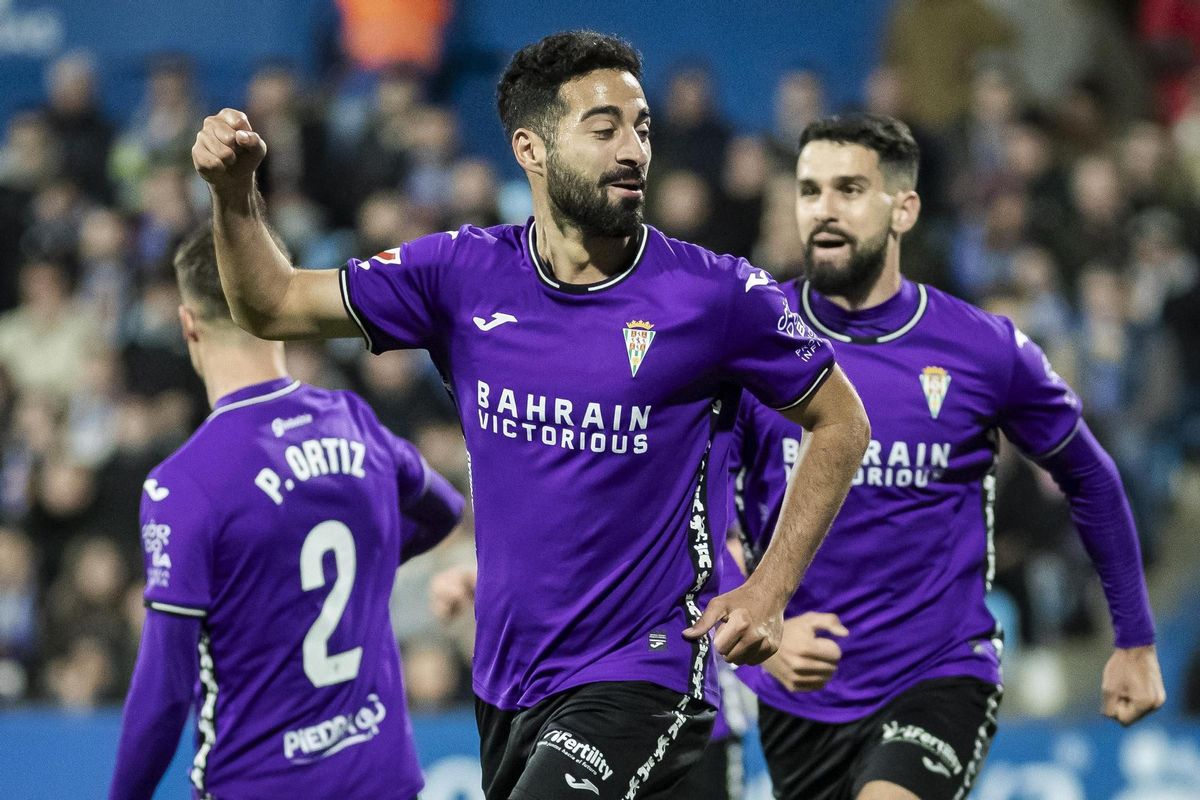 Rubén Alves celebra su gol ante el Zaragoza en La Romareda.