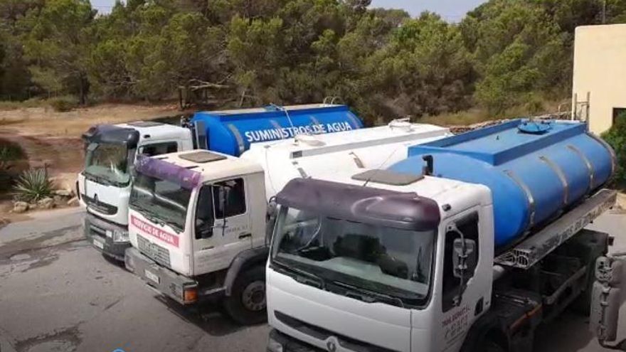 Camiones de distribución de agua de Formentera esperan turno para cargar por una avería en el punto de suministro de Aqualia en es Ca Marí