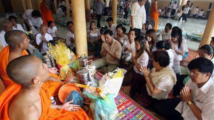 Un grupo de personas reza junto a monjes budistas durante el festival anual de la muerte, en una pagoda de Phnom Penh (Camboya).