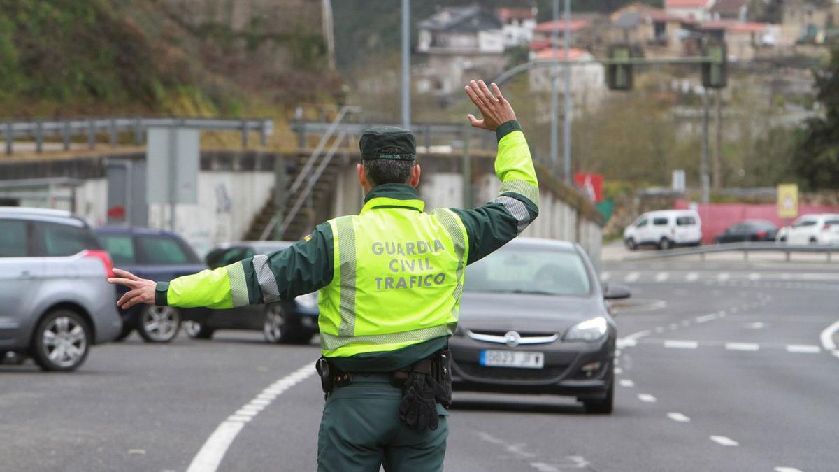 Un agente de la Guardia Civil de Tráfico durante un control en una carretera de Ourense. |   // IÑAKI OSORIO