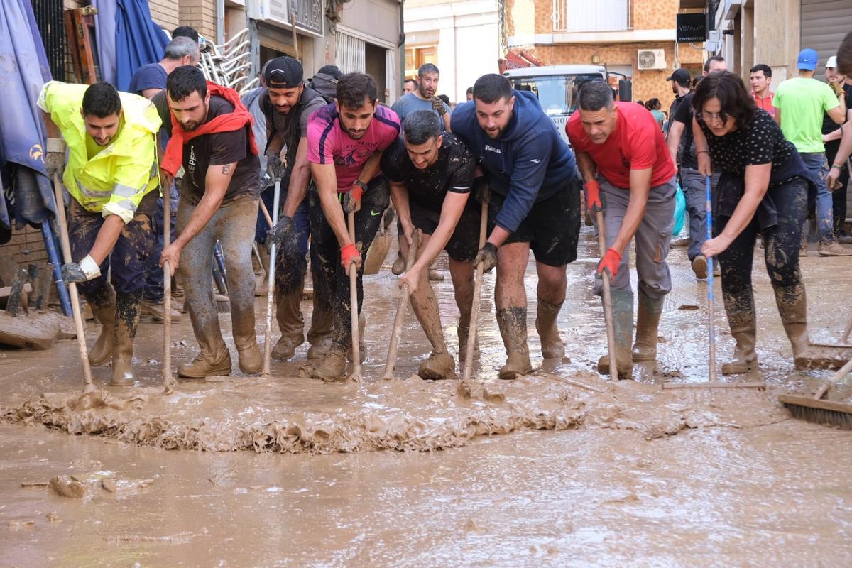 Así están siendo las labores de limpieza en Chiva tras la DANA Así están siendo las labores de limpieza en Chiva tras la DANA