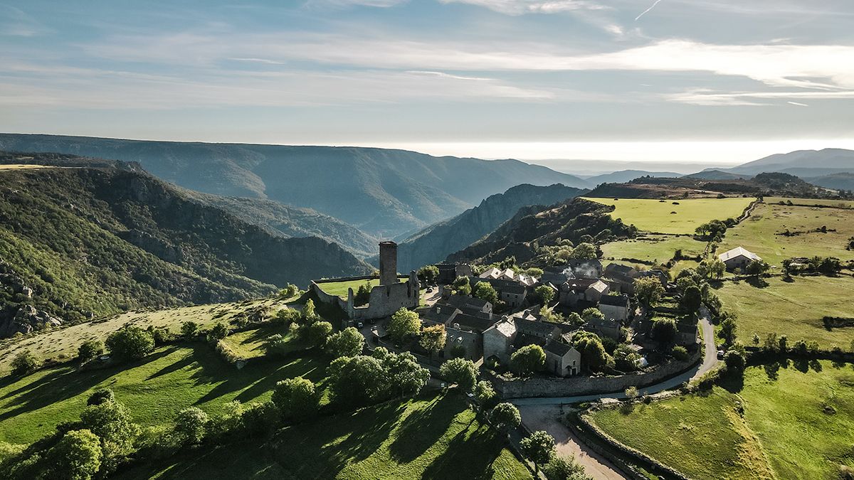 l pueblo fortificado de La Garde-Guérin, clasificado entre Les Plus Beaux Villages de France, domina las gargantas del Chassezac con una torre de vigilancia del siglo XII